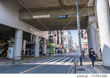 都市風景　東横線都立大学駅前の商店街　東京都目黒区 74761060
