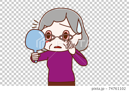 一名震驚地在鏡子中發現結膜炎眼睛的老婦(眼鏡版) 一名震驚地在鏡子中發現結膜炎眼睛的老婦(眼鏡版) 74761102