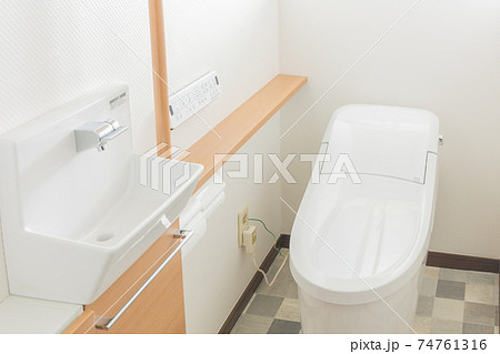 リフォームされたトイレ 74761316