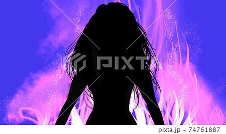 修羅場に炎と髪を振り乱した女の恐怖シルエット 修羅場に炎と髪を振り乱した女の恐怖シルエット 74761887