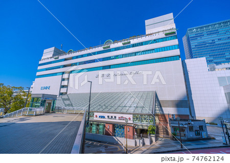 日本の横浜都市景観 横浜駅（東口）などを望む 74762124