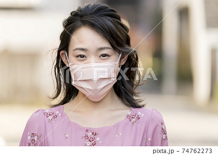 ピンクの不織布マスクをつけた20代の女性 ピンクの不織布マスクをつけた20代の女性 74762273