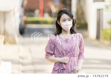 ピンクの不織布マスクをつけた20代の女性 ピンクの不織布マスクをつけた20代の女性 74762279