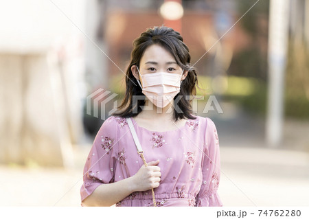 ピンクの不織布マスクをつけた20代の女性 ピンクの不織布マスクをつけた20代の女性 74762280