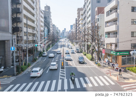 都市風景　目黒通り　都立大学前付近の車の流れ　東京都目黒区 74762325