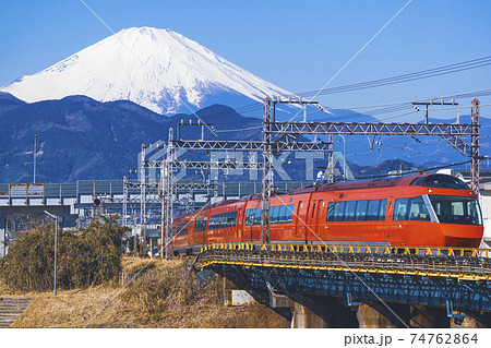 富士山と川音川を渡る小田急ロマンスカーgseの写真素材