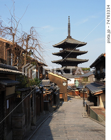 京都　冬の八坂の塔 74763334