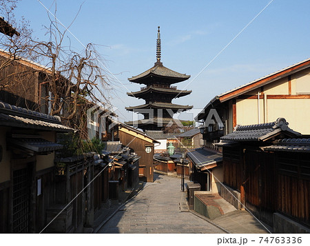 京都　冬の八坂の塔 74763336