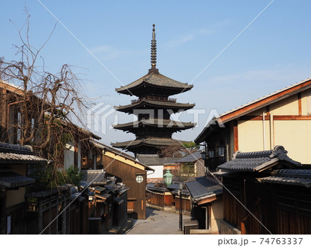 京都　冬の八坂の塔 74763337