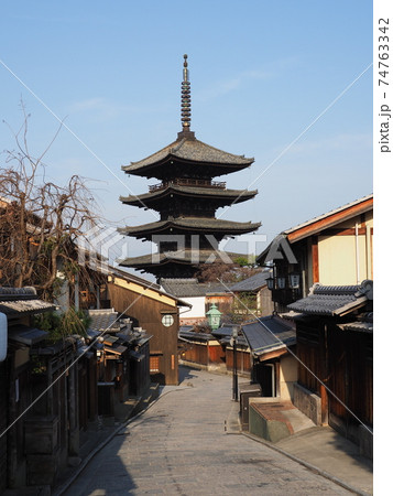 京都　冬の八坂の塔 74763342