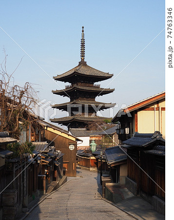 京都　冬の八坂の塔 74763346