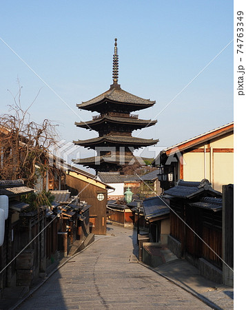 京都　冬の八坂の塔 74763349