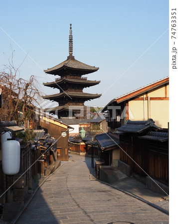 京都　冬の八坂の塔 74763351