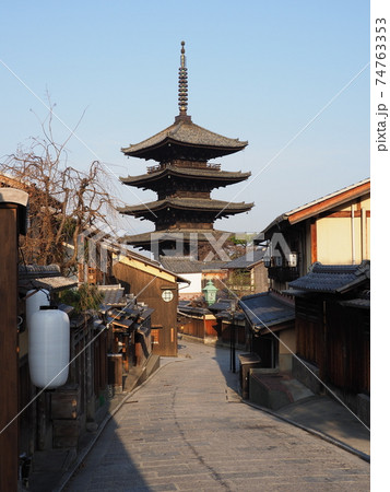 京都　冬の八坂の塔 74763353