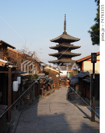 京都　冬の八坂の塔 74763355