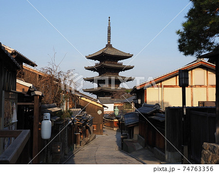 京都　冬の八坂の塔 74763356