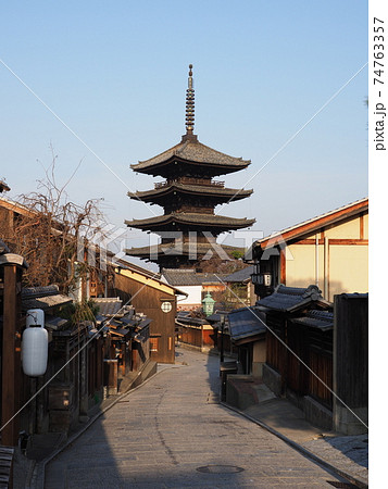 京都　冬の八坂の塔 74763357