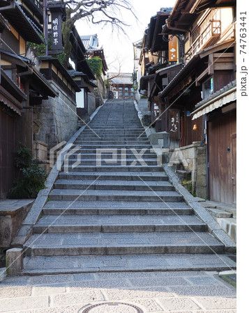 京都　冬の三年坂(産寧坂) 74763441