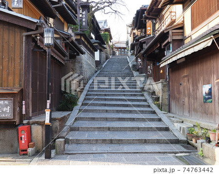 京都　冬の三年坂(産寧坂) 74763442