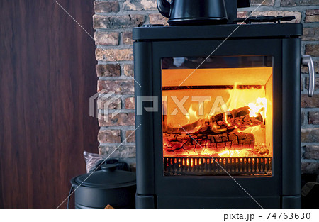 薪ストーブがある部屋 74763630