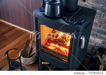 薪ストーブがある部屋 74763632