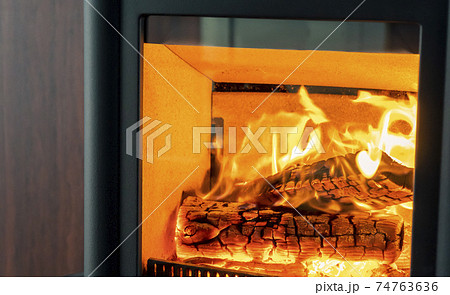 薪ストーブがある部屋 74763636