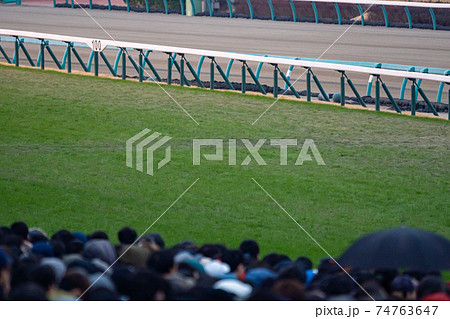 競馬 ギャンブル 賭け事 メインレース デート 馬券 観光 雨 午後 傘 混雑 競馬 ギャンブル 賭け事 メインレース デート 馬券 観光 雨 午後 傘 混雑 74763647
