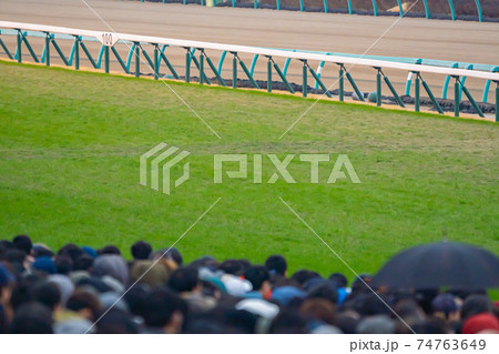 競馬　ギャンブル　賭け事　メインレース　デート　馬券　観光　雨　午後　傘　混雑 74763649
