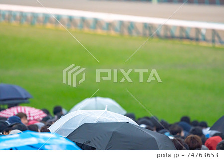 競馬　ギャンブル　賭け事　メインレース　デート　馬券　観光　雨　午後　傘　混雑 74763653