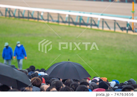競馬　ギャンブル　賭け事　メインレース　デート　馬券　観光　雨　午後　傘　混雑 74763656