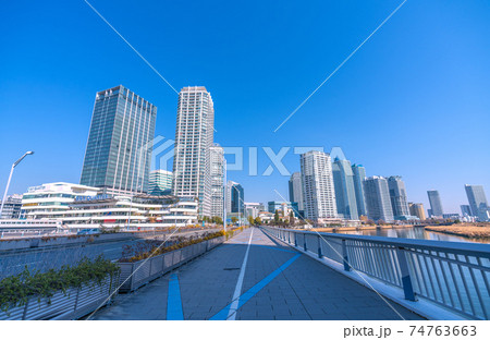 日本の横浜都市景観 みなとみらい大橋から青空に映える横浜ベイクォーターなどを望む 74763663