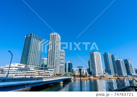 日本の横浜都市景観 みなとみらい大橋や青空に映える横浜ベイクォーターなどを望む 日本の横浜都市景観 みなとみらい大橋や青空に映える横浜ベイクォーターなどを望む 74763721