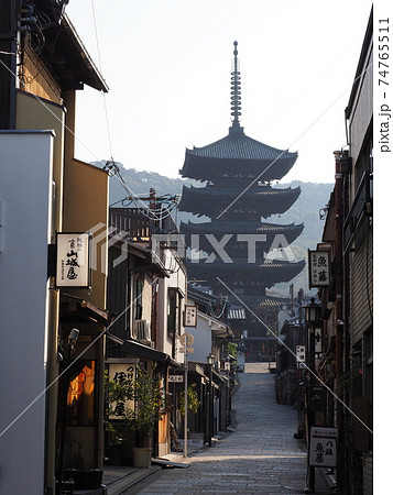 京都　冬の八坂の塔 74765511