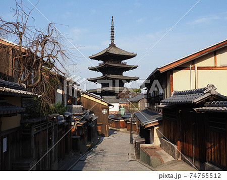 京都　冬の八坂の塔 74765512