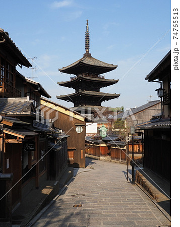 京都　冬の八坂の塔 74765513