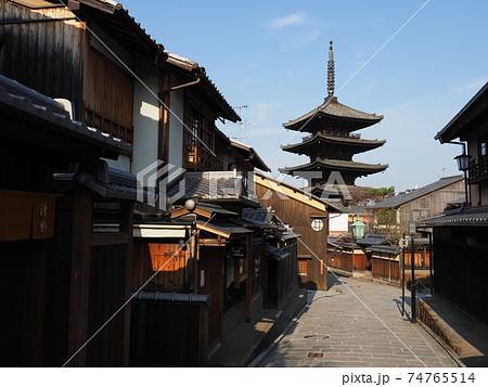 京都　冬の八坂の塔 74765514