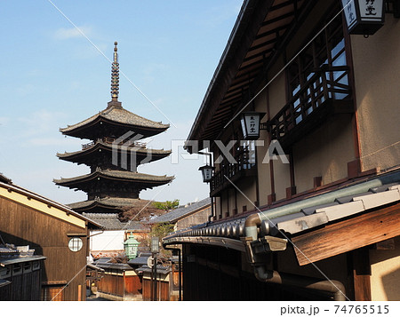 京都　冬の八坂の塔 74765515