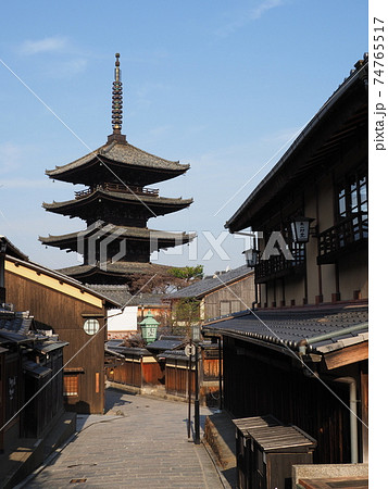 京都　冬の八坂の塔 74765517