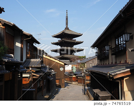 京都　冬の八坂の塔 74765519