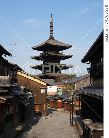 京都　冬の八坂の塔 74765520