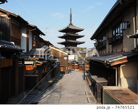 京都 冬の八坂の塔 京都 冬の八坂の塔 74765521