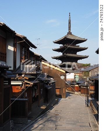 京都　冬の八坂の塔 74765522