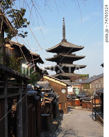 京都 冬の八坂の塔 京都 冬の八坂の塔 74765524