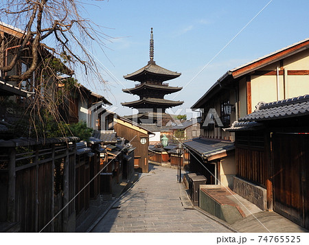 京都　冬の八坂の塔 74765525