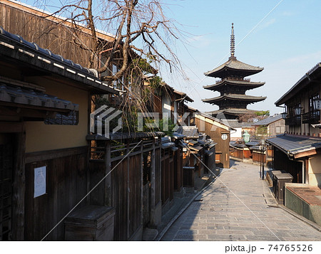 京都　冬の八坂の塔 74765526