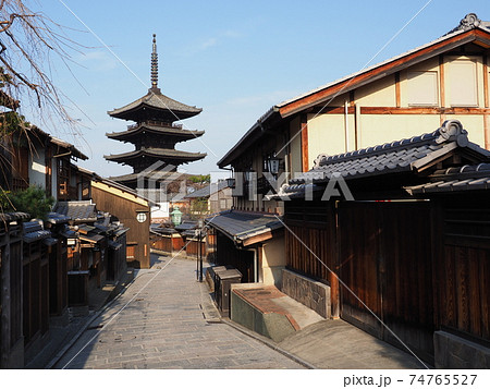 京都　冬の八坂の塔 74765527