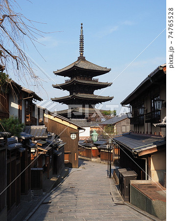 京都　冬の八坂の塔 74765528