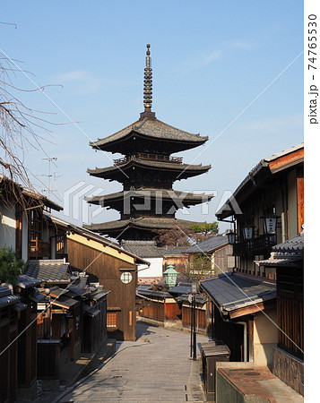 京都　冬の八坂の塔 74765530