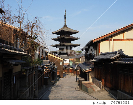 京都　冬の八坂の塔 74765531