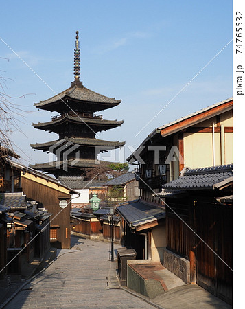 京都　冬の八坂の塔 74765532